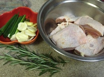 step1: <a href="https://bit.ly/2ZxapeY" target="_blank" data-keyword="雞扒" class="guide-link"><strong>雞扒</strong></a> <span style="display:inline-block;vertical-align:middle;margin-top:-3px;color:initial;border-radius:3px;padding:2px 3px;font-size:12px;line-height:14px;background:#87d300;color:#fff;">即買</span> 先解凍沖水後瀝乾及用廚房紙徹底印乾水份, 切件(隨個人喜好, 切件後快熟一點) , 蒜頭切片備用