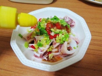 step4: 將事先處理好步驟1配料和<span class="group_2">調味</span>一起拌勻再隨意擠上酌量檸檬汁即完成