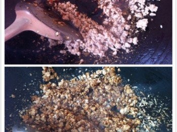 step2: 取出鍋加入食油，將蒜蓉，蔥碎和肉碎爆香，然後加入所有調味料，大火炒翻2分鐘。