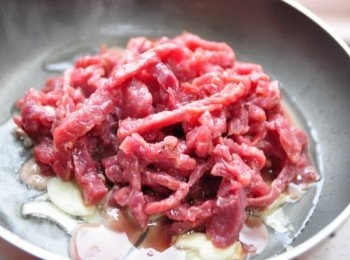 step3: 以2大匙油熱鍋後，蒜片下鍋爆香，再將牛肉下鍋拌炒