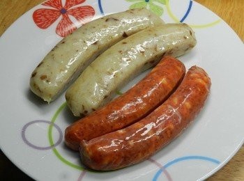 step2: 泡菜飛魚卵香腸與糯米腸入電鍋蒸熟