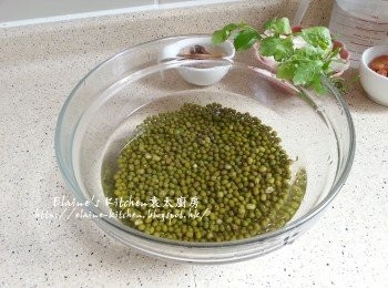 step1: 綠豆放入大碗內沖一沖洗倒去水份再加水浸2小時