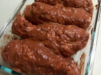 step3: 雞腿放入密實盒，存雪櫃醃過夜。食用前取出回溫。