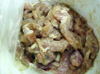 step1: 先醃好豬肉絲。 醃料如下:少許醬油、米酒、黑胡椒粉、蛋白、地瓜粉適量抓醃約5分鍾。