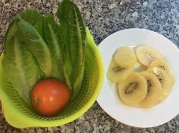 step1: 美生菜、蕃茄用可飲用水洗淨瀝乾。 奇異果和蕃茄去皮切片備用。