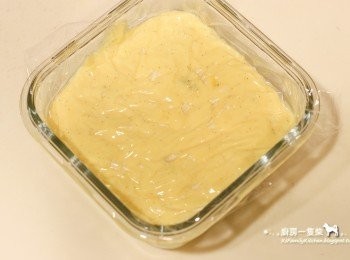 step7: 放涼後將保鮮膜貼著卡士達醬表面蓋好，入冰箱冷藏，備用。