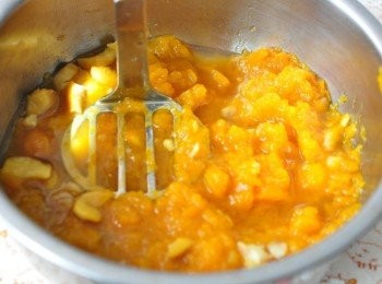 step7: 利用壓碎器把蒸軟南瓜及栗子壓碎(不需壓過碎，較有口感)