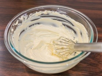 step2: 蛋糕體做法 – nutella層：忌廉芝士置於室溫放軟至手指可輕易按下的程度。把其中 150 克的忌廉芝士置於碗中，以打蛋器打蛋軟滑。