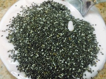 step1: 早一晚將乳酪和奇亞籽拌勻，放雪櫃雪過夜。