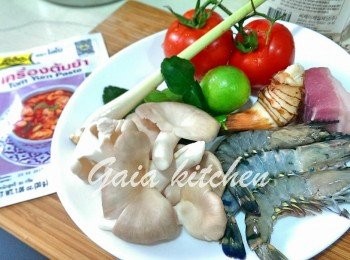 step1: 在泰式商店買一包冬陰公醬料和香料(香茅、青檸、南姜、檸檬葉、指天椒)和椰奶(可用花奶代替)，可以買自己愛吃的主料(我用了鮮蝦、蟹同肉)。菇類一般會用草茹/秀珍菇，也可根據個人口味放其他蔬菜(蕃茄味道和這個湯很搭哦!)
