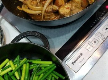 step5: 鐵鑄鍋先放回蒜芯，加入剛鹵好的腩肉土魷，加蓋大火5分鐘，就可以出場喇。