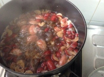 step2: 將所有材料放入煲內煲滾轉小火將紅豆及薏米煲淋（除雪耳及杞子）