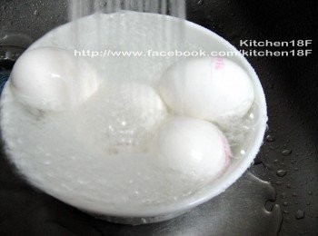 step5: (此步驟可省略)將煮好的雞蛋，置於水龍頭下，沖冷水讓它涼。(想吃8分熟水煮蛋，這時可順便剝一顆來吃)