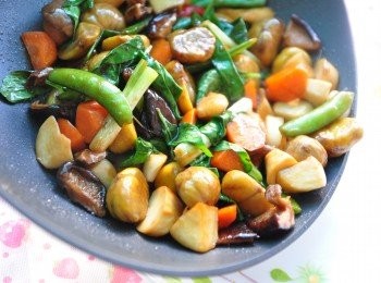 step7: 有了熱循環功能極佳的炒鍋，很快就能讓<span class="group_1">食材</span>充分吸收醬汁的香氣