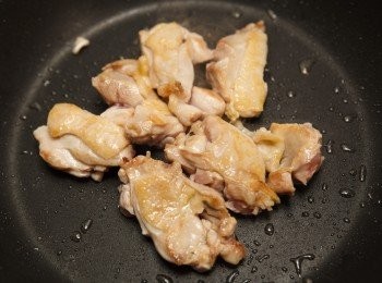 step2: 首先將雞腿肉切塊下鍋炒至出油