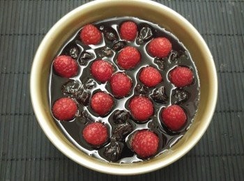 step7: 脫倒方法: 用熱布敷焗盤外殼, 盤底下面放一罐罐頭, 芝士蛋糕會自然慢慢脫模。