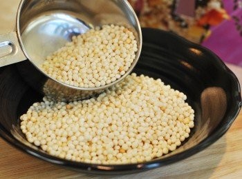 step3: 取一湯鍋加熱1大匙橄欖油，翻炒庫斯庫斯至每個顆粒都裹上油