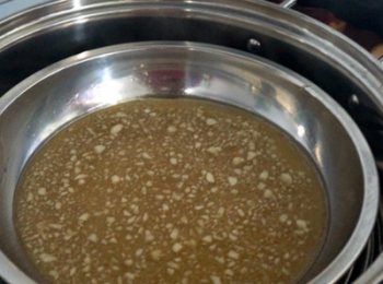 step7: 看到糕變成透明，表示該層已蒸熟。