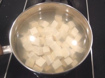step3: 秘訣之一:準備一鍋熱水,先將豆腐丁汆燙一下,可去除豆味之外還可以讓醬汁更快入味喔!