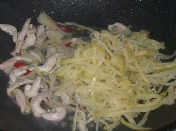 step3: 接著放入榨菜拌炒，適量的放入胡椒粉及康寶鮮菇鮮味炒手，最後滴些香油攪拌完成