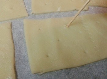 step6: 再用竹籤刻幾個孔（像街買的梳打餅般）