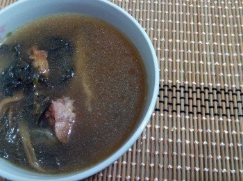 step7: 下大白菜，待再次煲滾後轉細火，煲1個半小時，最後加鹽調味便可熄火。