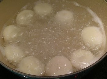 step2: 湯丸跟包裝指示煮熟，熟湯丸隔水備用。