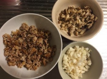 step1: 冬菇早一晚用熱水浸軟，鴨肉、馬蹄、冬菇切粒備用；