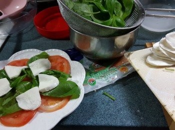 step2: MOZZARELLA CHEESE水牛芝士1包切片,羅勒葉用食用凍開水洗淨後,將蕃茄片.羅勒葉名及水牛芝士,隔開地舖上碟上