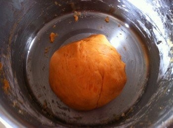 step1: 1將地瓜蒸軟壓成泥200g加入糯米粉50g 地瓜粉《木薯粉》15g 細砂糖攪拌光滑