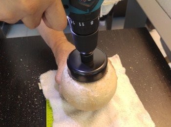 step4: 椰皇用刀背敲出一個蓋, 或先倒出椰水用工具開蓋。