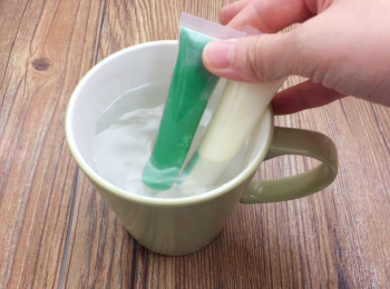 step2: 將朱古力筆用熱水坐溶備用