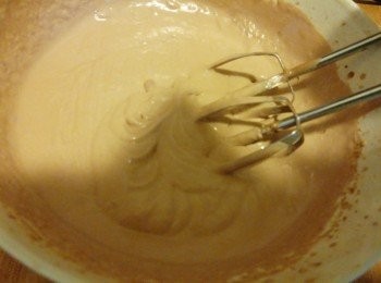 step3: 用电动打蛋器打至六分发（有少许纹路，状态还是流动性的）千万不要打发过头，不然会有冰渣口感和雪后会较硬。