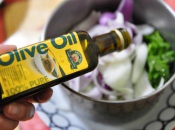 step4: 加入約3大匙健康美味的【得意的一天橄欖油】拌勻