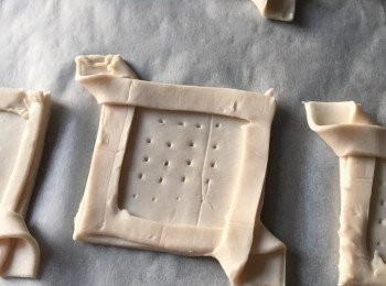 step5: 在正方形的中間，用叉做出排氣孔。