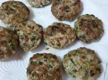 step6: 把煎好的肉餅用厨房紙巾吸油