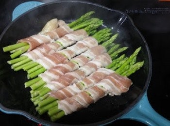 step3: 3.      豚肉片打斜卷上去，要卷得實少少
4.      平底鑊落油加熱，放蘆荀豚肉卷，小火煎每邊約半分鐘