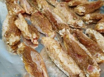 step3: 焗爐200度預熱，放入<a href="https://bit.ly/3zHU5V3" target="_blank" data-keyword="雞翼" class="guide-link"><strong>雞翼</strong></a> <span style="display:inline-block;vertical-align:middle;margin-top:-3px;color:initial;border-radius:3px;padding:2px 3px;font-size:12px;line-height:14px;background:#87d300;color:#fff;">即買</span> 先焗 5 分鐘，反轉另一面，再焗多4-5分鐘。