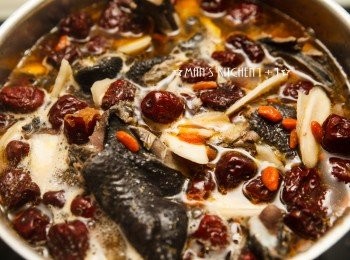 step2: 接著轉成小火繼續燉煮60分鐘，並在盛碗前加入鹽巴調味就完成了喔，是不是超簡單的呢。(過程中記得要將泡渣撈乾淨。