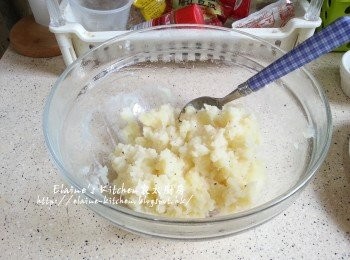 step3: 取出放入大碗內 , 加少許鹽 , 黑胡椒碎拌勻壓成蓉