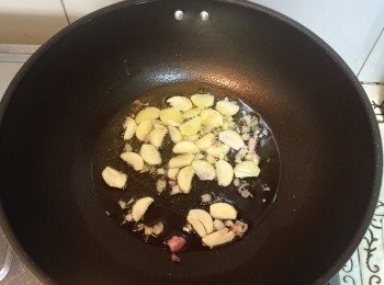 step3: 把乾蔥及蒜片跟橄欖油放於銅中慢煮，加入帶子先煎。