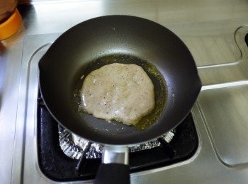 step3: 用平底鍋下少許奶油，小火將鬆餅煎至熟即可 (若是不沾鍋就不用加油囉!)