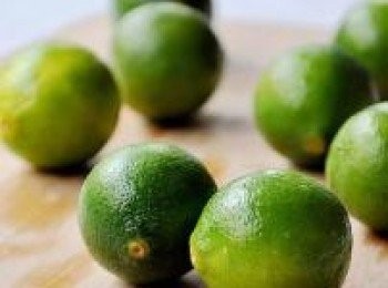 step1: 青檸用鹽搓洗，再沖洗乾淨，然後擦乾。