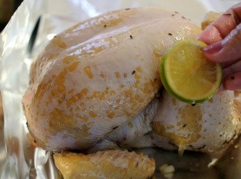 step4: 醃好後倒出雞腹嘅水份，將浸過嘅青檸塞進雞內，用錫紙包雞，預留多些空間在錫紙內，我的錫紙包得太緊，所有有些雞皮痴左喺錫紙上