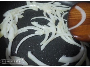 step4: 鍋中放適量油，熱鍋後放入洋蔥炒至微微透明。