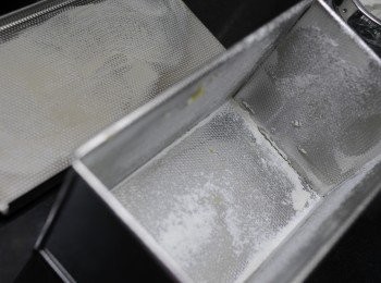 step3: 主麵糰材料 ( 除牛油 )  與 中種麵糰 放入攪拌缸 攪至三不沾 , 加入牛油 , 攪至有薄膜 , 保持 26'C 度 , 包保鮮紙休息 30 分鍾 , 分割成每個 150 g 滾圓 ,   放鬆  10 分鐘 , ( 因為今日太涷 , 要放入風乾機 10 分鐘發酵 ) , 卷成長條 , 放入吐司模 ( 方包模 ) ,  170'C - 185'C , 30-35 分鐘 ( 呢個係不加蓋 , 山型時間 ) ,  出爐時刷一層薄牛油就可以 .
如果用麵包機呢個份量太大 , 要自己除番開