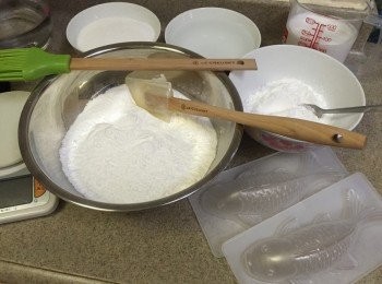 step1: 先用磅量度材料份量 (如椰漿、澄麵粉、糯米粉、水、砂糖)，將澄麵粉及糯米粉混合過篩