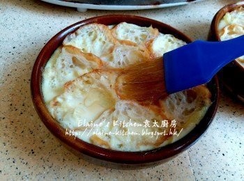 step10: 蒸好的蠔砵取出 , 表面掃上一層油 , 放入焗盤內 , 焗盤加入熱水至砵仔的一半高度