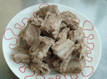 step1: 排骨洗淨切塊，飛水備用。