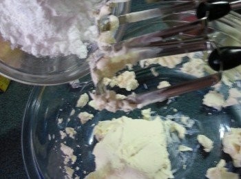 step6: 100g忌廉芝士分3次加入糖霜用電動打蛋器打至軟身